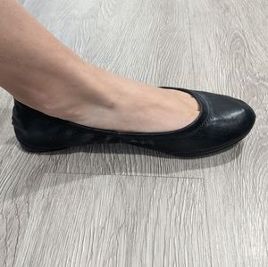 Classic,comfy black flats